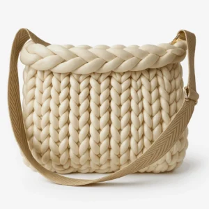 Borsa artigianale intrecciata in velluto champagne con tracolla regolabile, fatta a mano.