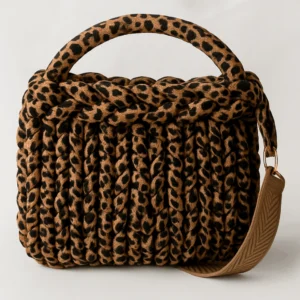 Borsa artigianale leopardata intrecciata con tracolla, realizzata a mano in stile esclusivo.