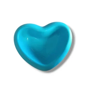 Ciotola per cane in plastica a forma di cuore azzurro, resistente e lavabile, ideale per cibo e acqua.