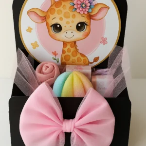 Confezione regalo per neonata con giraffa illustrata, fiocco rosa in tulle e spugna arcobaleno.